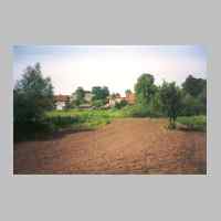 022-1212 Goldbach, 08. Juni 1995. Blick von der kleinen Seite auf die Anwesen Rogge u. Schneider Schlisio.jpg
